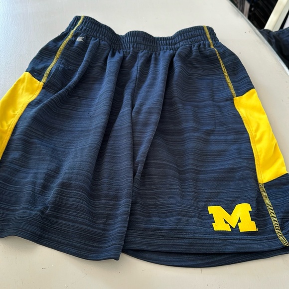 Boys Large 16/18 Michigan Shorts College - Picture 1 of 3